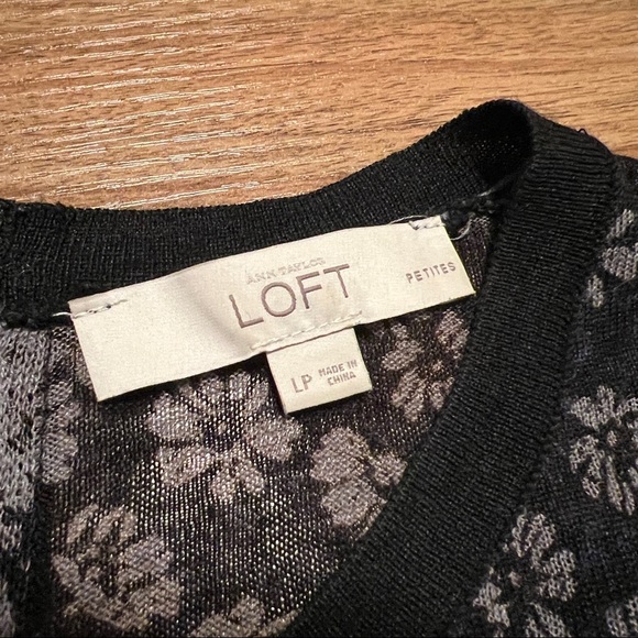 3/$20 🎉 LOFT semi-sheer knit top with quarter-zip in back, Petite Large - Picture 4 of 5